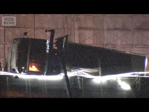 東名高速のリニューアル工事現場でトラックがバランス崩し横転　作業員男性けが(2026年3月20日) サムネイル