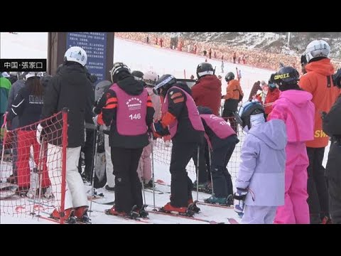 中国のスキー場賑わう「今年は国内で」　日本行きは「先延ばし」 日中関係の影響で(2025年12月28日) サムネイル