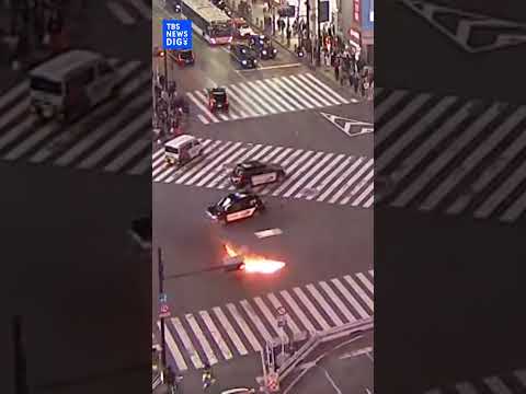 【犯行の瞬間②】渋谷･スクランブル交差点で…何者かが灯油に火をつけ立ち去る【けが人なし】｜TBS NEWS DIG s… サムネイル