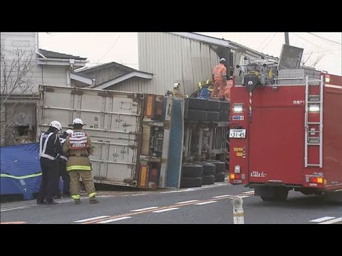 大型トレーラーが横倒しに 道路わきの住宅に突っ込み運転手けが　住人は無事【スーパーJチャンネル】(2026年4月4日) サムネイル