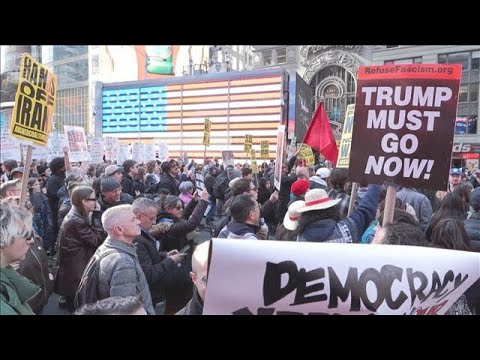 イラン攻撃　タイムズスクエアで大規模デモ 「アメリカ人は望んでいない」(2026年3月1日) サムネイル