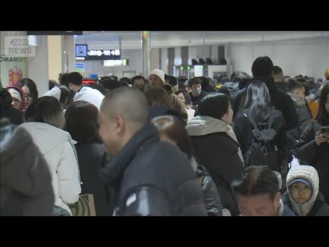新千歳空港　数千人の人で混雑　大雪の影響で空港から出られず(2026年1月25日) サムネイル