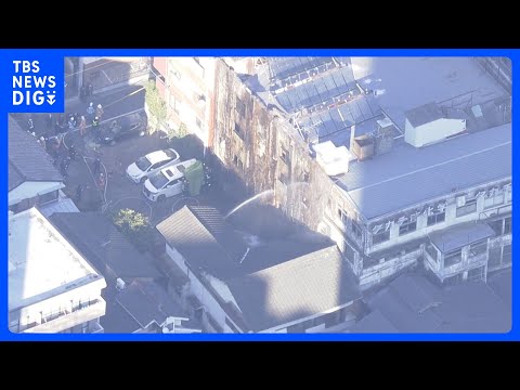 【東京・渋谷区広尾の工場で火事】工場の外壁と隣接した駐車場のワンボックスカーが焼ける ワンボックスカーが火元の可能性も… サムネイル