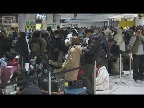 新千歳空港で数千人が一夜明かす　大雪で鉄道やバスが運休(2026年1月26日) サムネイル