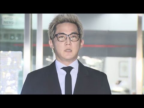「XG」元プロデューサー保釈　10秒以上頭を下げる　コカイン使用の罪で起訴(2026年3月25日) サムネイル